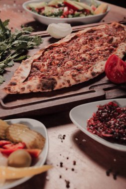 Geleneksel Türkçe fırında pide. Türk pizzası, Orta Doğu aperatifleri. Türk mutfağı. Et ile doldurulmuş çam