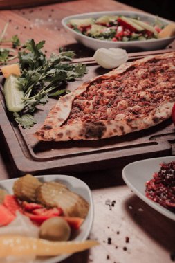 Geleneksel Türkçe fırında pide. Türk pizzası, Orta Doğu aperatifleri. Türk mutfağı. Et ile doldurulmuş çam