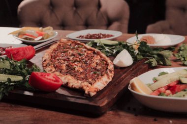 Geleneksel Türkçe fırında pide. Türk pizzası, Orta Doğu aperatifleri. Türk mutfağı. Et ile doldurulmuş çam