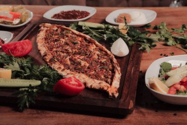 Geleneksel Türkçe fırında pide. Türk pizzası, Orta Doğu aperatifleri. Türk mutfağı. Et ile doldurulmuş çam