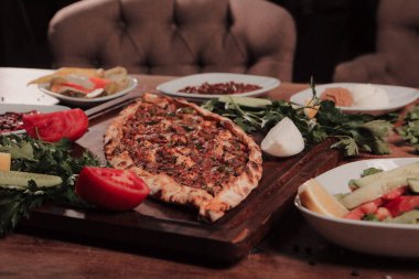 Geleneksel Türkçe fırında pide. Türk pizzası, Orta Doğu aperatifleri. Türk mutfağı. Et ile doldurulmuş çam