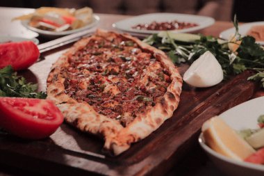 Geleneksel Türkçe fırında pide. Türk pizzası, Orta Doğu aperatifleri. Türk mutfağı. Et ile doldurulmuş çam