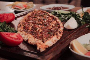 Geleneksel Türkçe fırında pide. Türk pizzası, Orta Doğu aperatifleri. Türk mutfağı. Et ile doldurulmuş çam