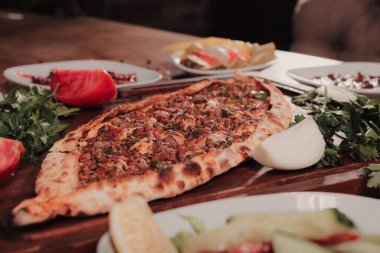Geleneksel Türkçe fırında pide. Türk pizzası, Orta Doğu aperatifleri. Türk mutfağı. Et ile doldurulmuş çam