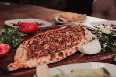 Geleneksel Türkçe fırında pide. Türk pizzası, Orta Doğu aperatifleri. Türk mutfağı. Et ile doldurulmuş çam