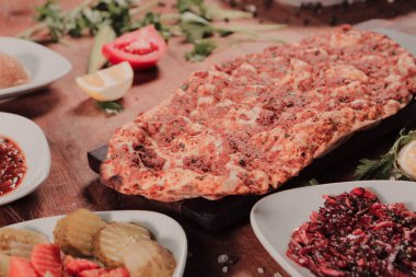 Geleneksel Türkçe fırında pide. Türk pizzası, Orta Doğu aperatifleri. Türk mutfağı. Et ile doldurulmuş çam
