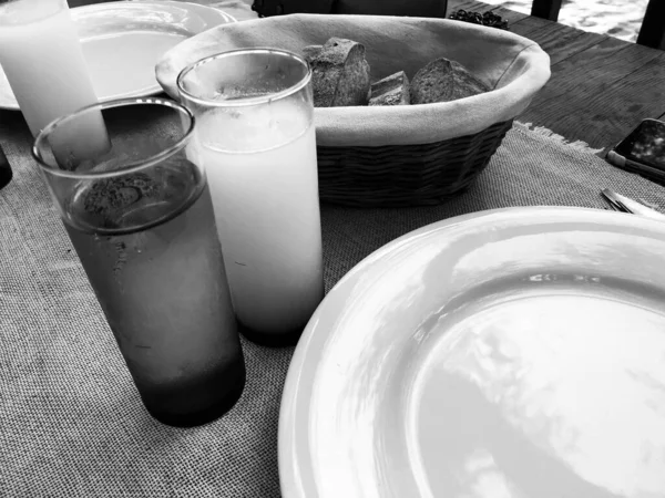 Özel Alkollü İçkili Rakılı Türk ve Yunan Geleneksel Yemek Masası. Uzo ve Türk Rakısı, Türkiye, Yunanistan, Kıbrıs ve Lübnan'da yaygın olarak tüketilen kuru anason aromalı bir aperatiftir.