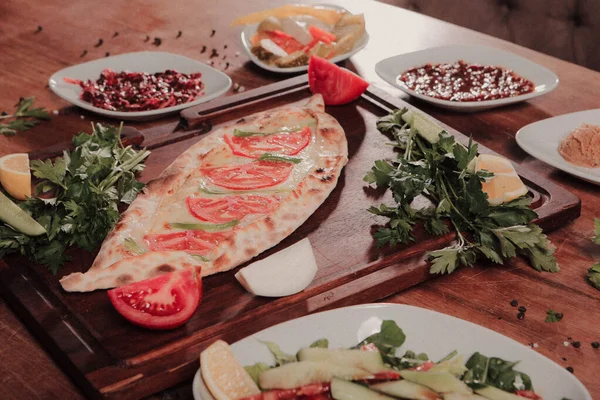 Geleneksel Türkçe fırında pide. Türk pizzası, Orta Doğu aperatifleri. Türk mutfağı. Et ile doldurulmuş çam