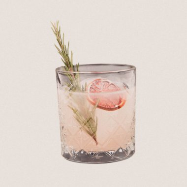 Lokantadaki masada alkol kokteyli.