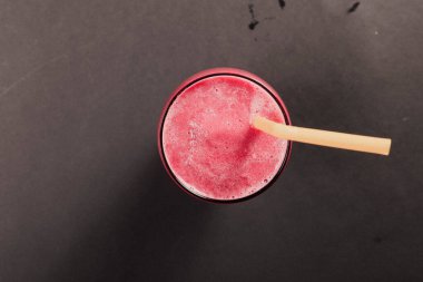 Lokantadaki masada alkol kokteyli.