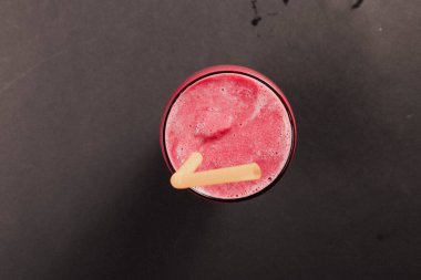 Lokantadaki masada alkol kokteyli.