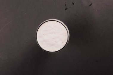 Lokantadaki masada alkol kokteyli.