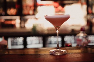 Lokantadaki masada alkol kokteyli.