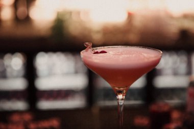 Lokantadaki masada alkol kokteyli.