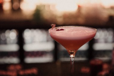 Lokantadaki masada alkol kokteyli.