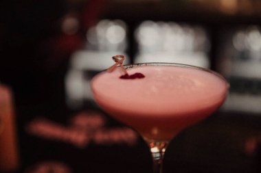 Lokantadaki masada alkol kokteyli.