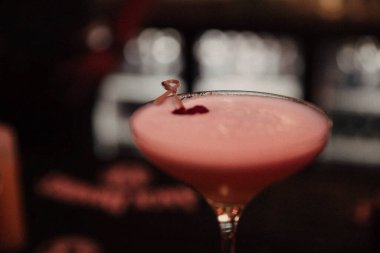 Lokantadaki masada alkol kokteyli.