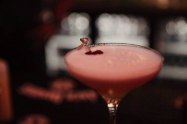 Lokantadaki masada alkol kokteyli.