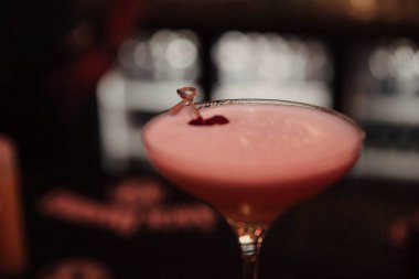 Lokantadaki masada alkol kokteyli.