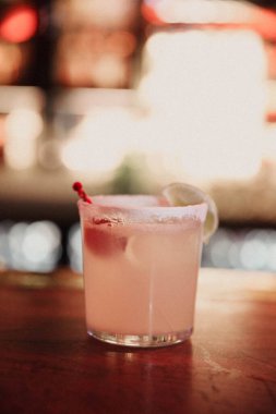 Lokantadaki masada alkol kokteyli.