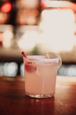 Lokantadaki masada alkol kokteyli.