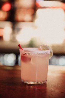 Lokantadaki masada alkol kokteyli.