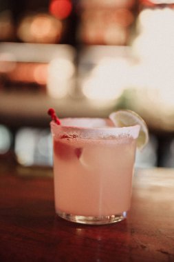 Lokantadaki masada alkol kokteyli.