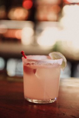 Lokantadaki masada alkol kokteyli.