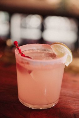 Lokantadaki masada alkol kokteyli.