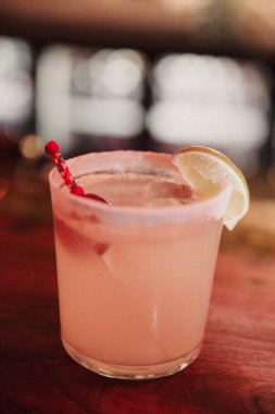 Lokantadaki masada alkol kokteyli.