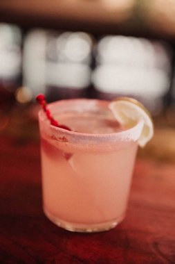 Lokantadaki masada alkol kokteyli.