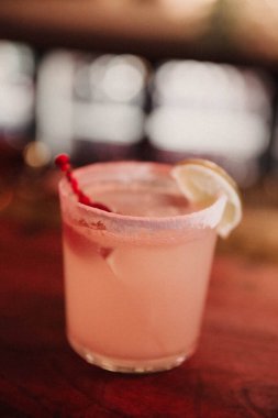 Lokantadaki masada alkol kokteyli.