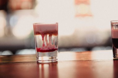 Lokantadaki masada alkol kokteyli.