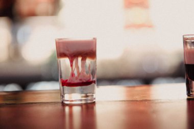 Lokantadaki masada alkol kokteyli.