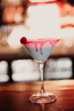 Lokantadaki masada alkol kokteyli.