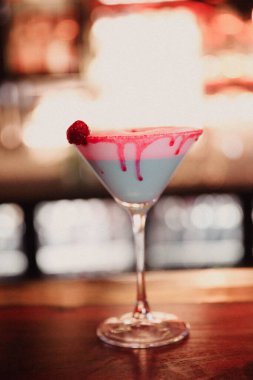 Lokantadaki masada alkol kokteyli.
