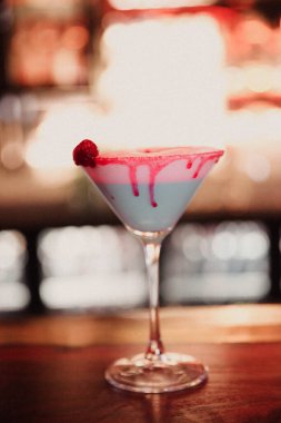 Lokantadaki masada alkol kokteyli.