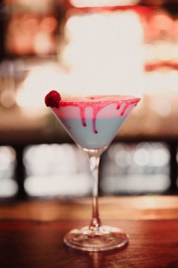 Lokantadaki masada alkol kokteyli.