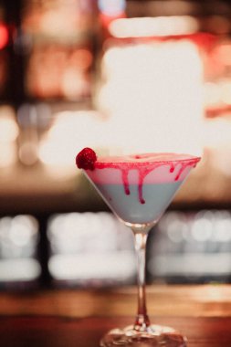 Lokantadaki masada alkol kokteyli.