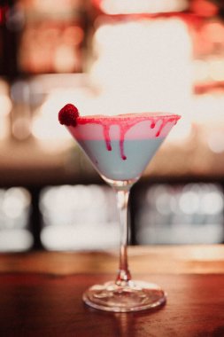 Lokantadaki masada alkol kokteyli.