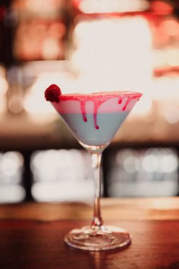 Lokantadaki masada alkol kokteyli.