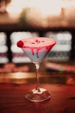 Lokantadaki masada alkol kokteyli.