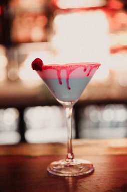 Lokantadaki masada alkol kokteyli.