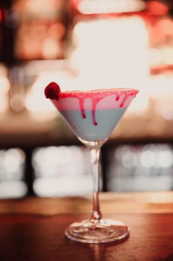 Lokantadaki masada alkol kokteyli.