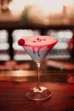 Lokantadaki masada alkol kokteyli.