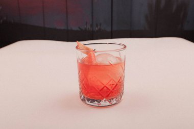 Lokantadaki masada alkol kokteyli.