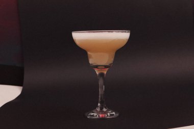 Lokantadaki masada alkol kokteyli.