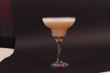 Lokantadaki masada alkol kokteyli.