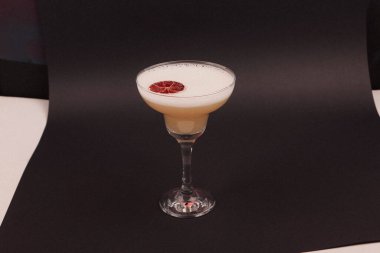 Lokantadaki masada alkol kokteyli.