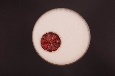 Lokantadaki masada alkol kokteyli.